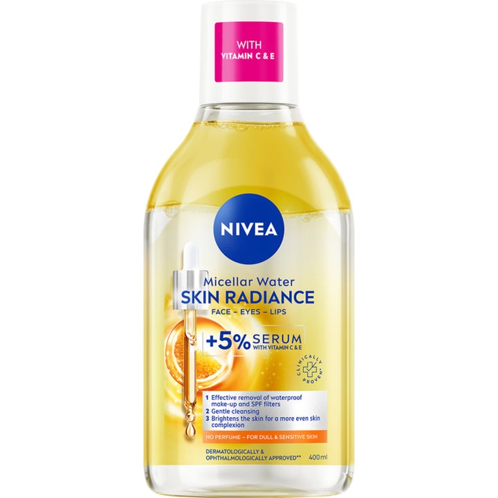 Nivea Skin Radiance Micellar Water 400 ml med vitamin C og E giver glød i klar flaske med gul ansigtsrens.