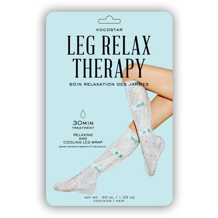 Kocostar Leg Relax Therapy 40 ml kølende benmaske i lyseblå emballage med hvide mønstrede wraps på ben