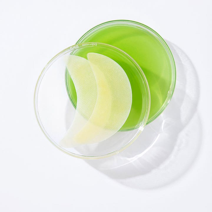 Murad Retinol Youth Renewal Eye Mask 5 stk mod rynker viser to øjenmasker i en klar glasskål med grøn bund