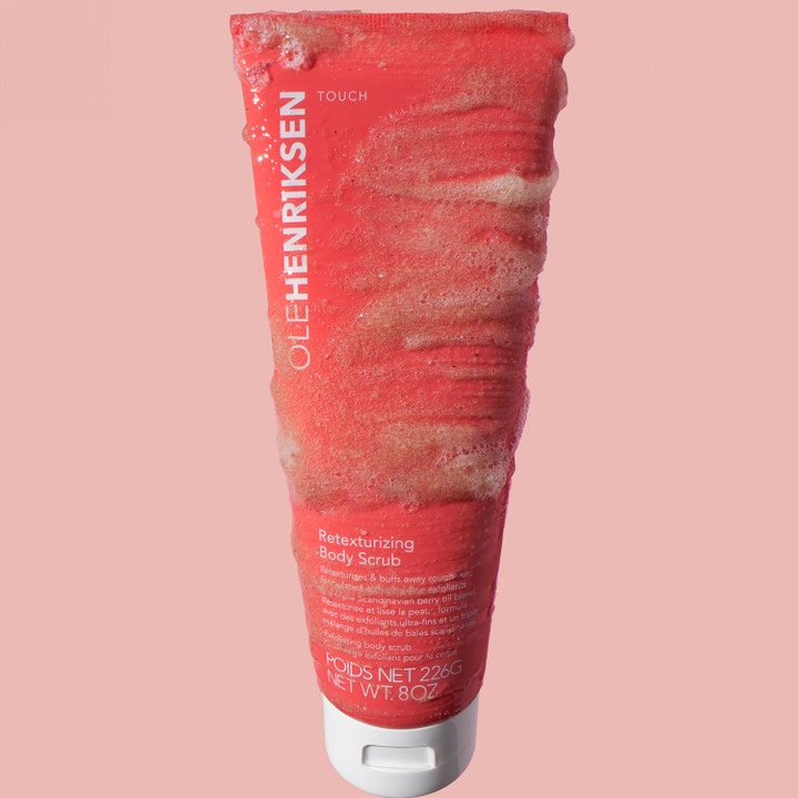 Ole Henriksen Touch Retexturizing Body Scrub 240 g udglattende kropspleje i koralfarvet tube dækket af skummende tekstur