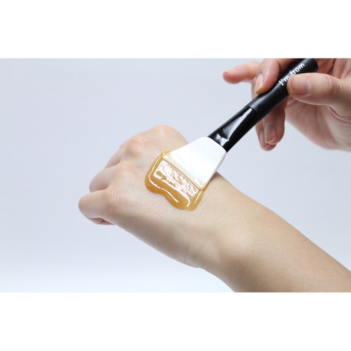 I'm From Honey Mask 120 ml fugtgivende ansigtsmaske påføres huden med en hvid silikonepensel.