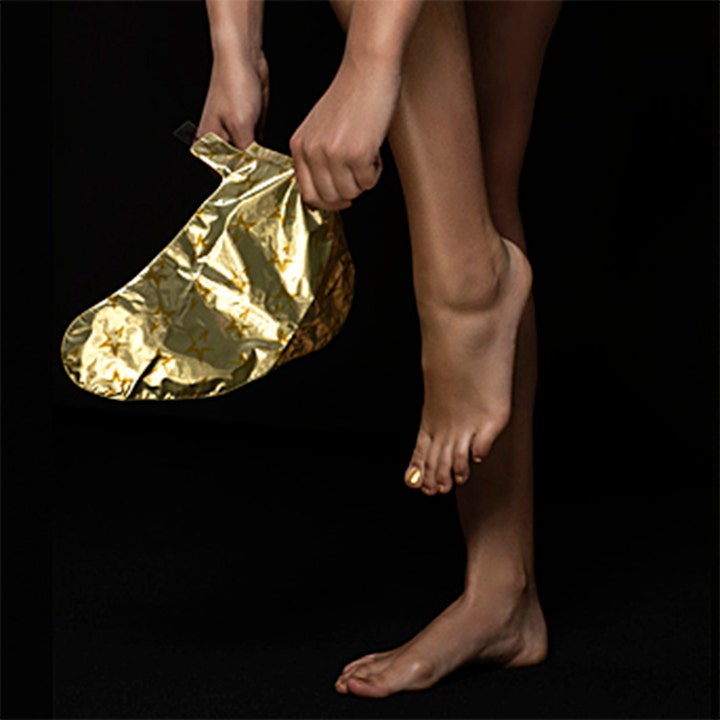 Starskin The Gold Mask Foot 16 g blødgørende fodmaske i guld folie med stjerner der tages på foden.