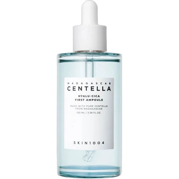 Skin1004 Madagascar Centella Hyalu-Cica First Ampoule 100 ml fugtgivende ampul i glasflaske med lyseblå væske og hvid pipette.