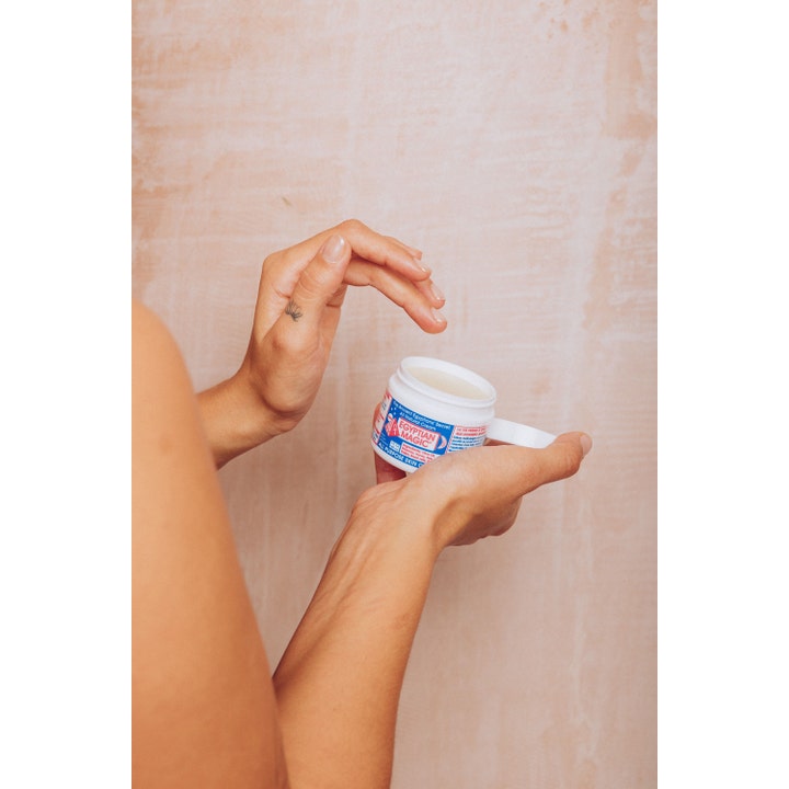 Egyptian Magic All Purpose Skin Cream 59 ml nærende universalcreme i hvid krukke som tages op med en finger