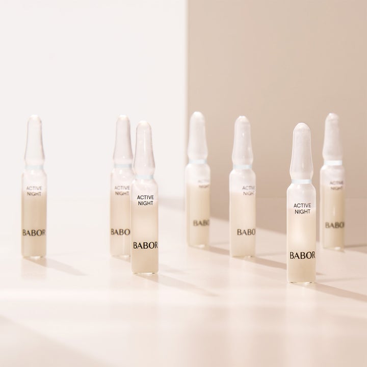 Babor Active Night Ampoule Serum Concentrate 14 ml natserum i syv glasampuller med mælkehvidt indhold.