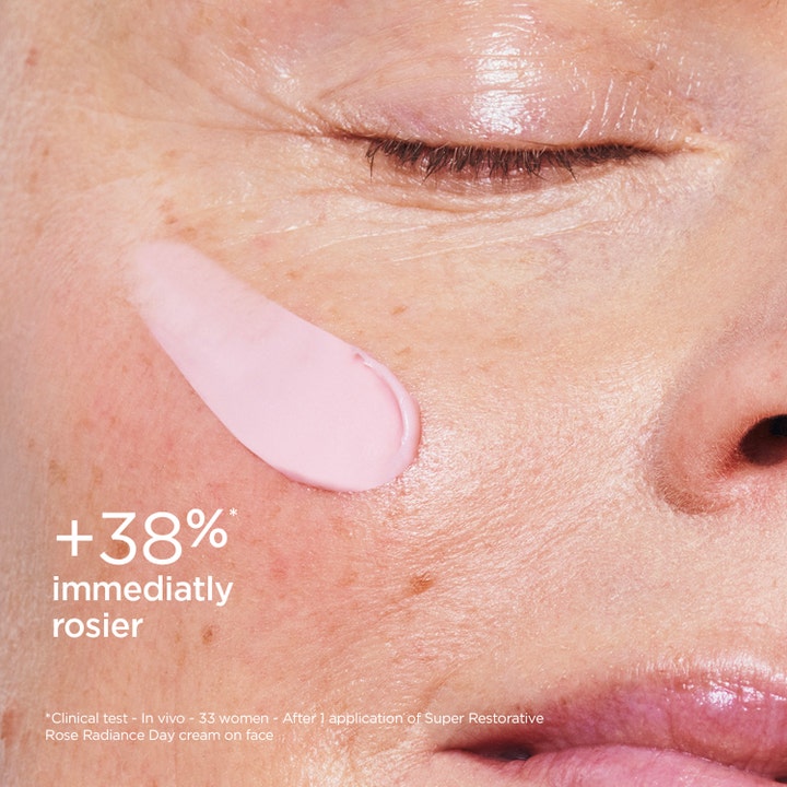 Clarins Rose Radiance Super Restorative 50 ml dagcreme giver glød med lyserød tekstur og +38% immediately rosier effekt
