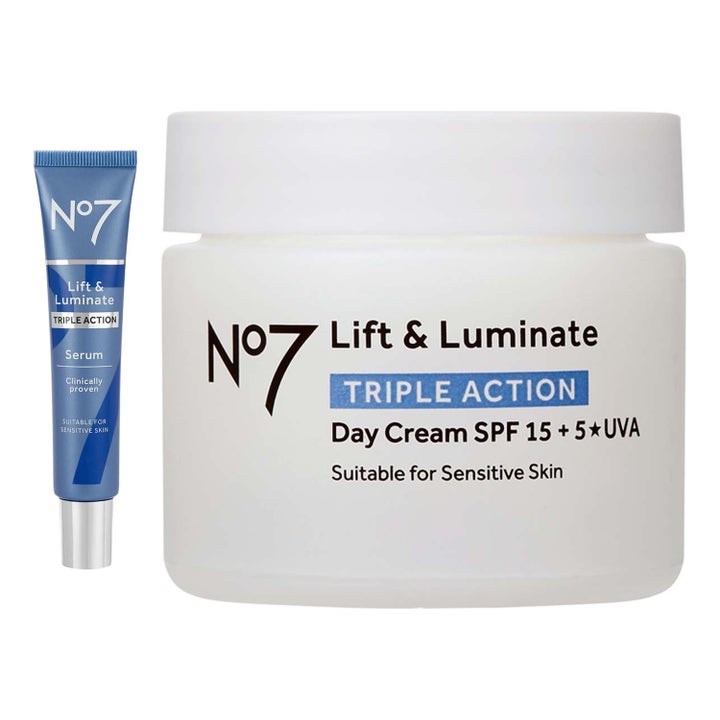 No7 Lift & Luminate Triple Action opstrammende serum og dagcreme i blå tube og hvid krukke med SPF 15.