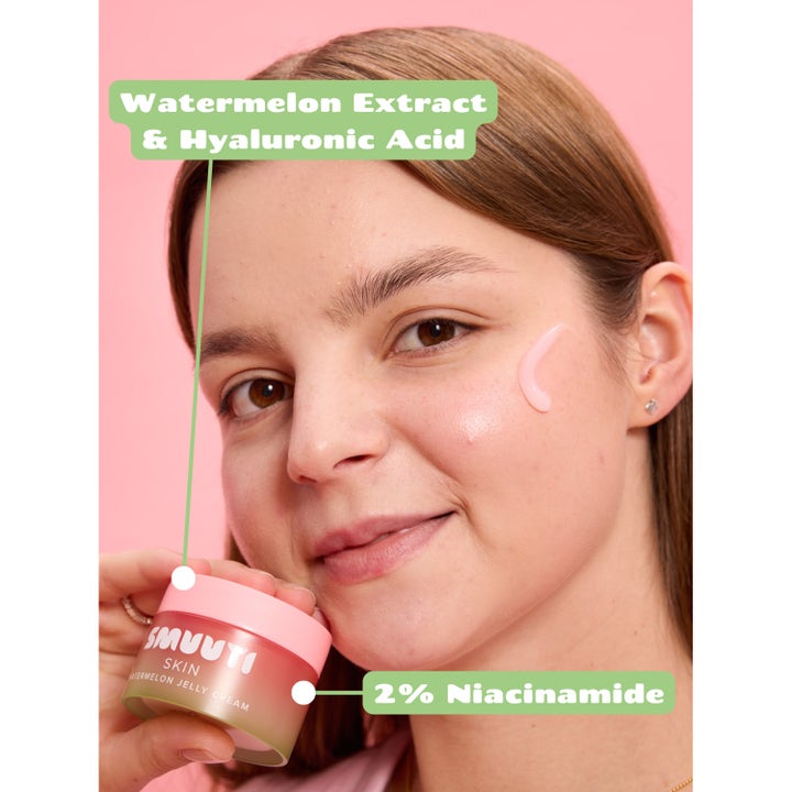 Smuuti Skin Watermelon Jelly Cream 50 ml fugtgivende dagcreme med vandmelonekstakt og niacinamid på model
