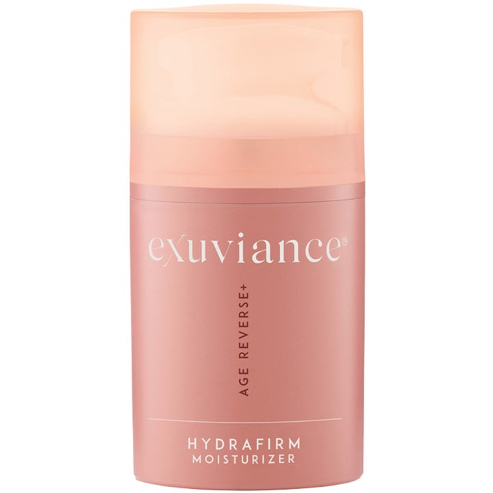 Exuviance Age Reverse+ HydraFirm Moisturizer opstrammende ansigtscreme i en mat lyserød flaske med gennemsigtigt låg