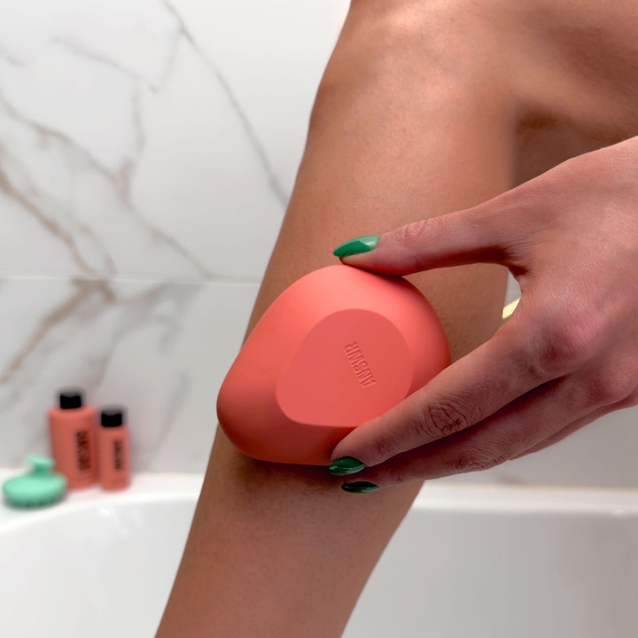 ANSWR Exfoliating Hair Removal Drop 1 stk fjerner hår og eksfolierer benet i et lifestyle-miljø.