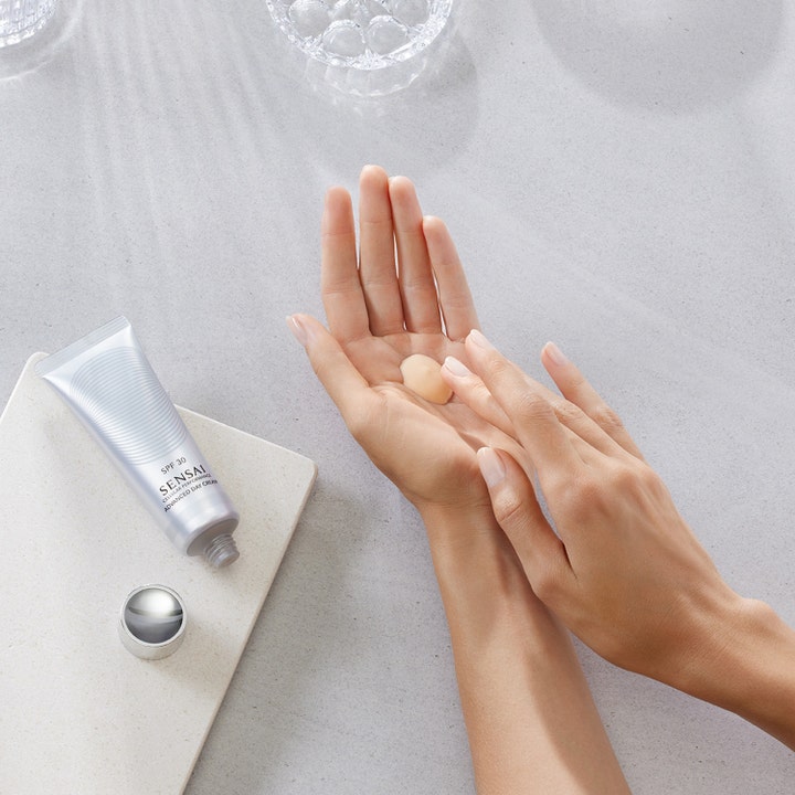 Sensai Cellular Performance Advanced Day Cream 50 ml solcreme til ansigtet i sølvfarvet tube påføres huden