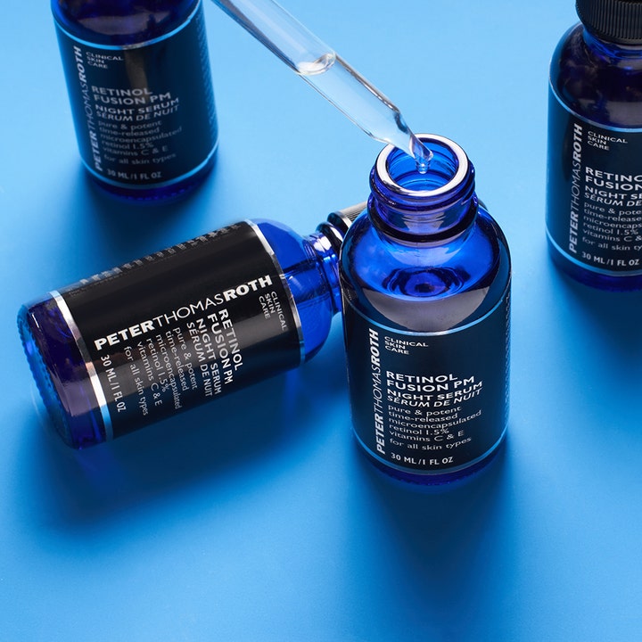 Peter Thomas Roth Retinol Fusion Pm 30 ml natsérum i blå glasflaske med pipette og klar væske