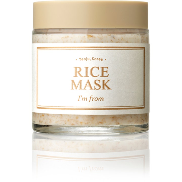 I'm From Rice Mask 110 g eksfolierende ansigtsmaske i glaskrukke med beige låg og synlig tekstur med korn