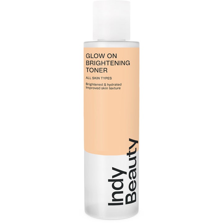 Indy Beauty Glow On Brightening Toner 150 ml glødgivende ansigtsvand i plastflaske med hvidt låg og ferskenfarvet etiket