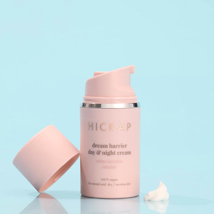 Hickap Dream Barrier Day & Night Cream 50 ml styrkende ansigtscreme i lyserød pumpeflaske med hvid tekstur