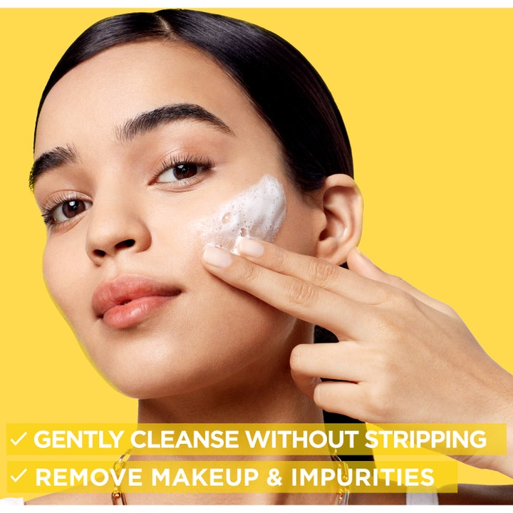 Garnier Skin Active Vitamin C Cream Cleanser 250 ml ansigtsrens fjerner makeup med hvidt skum på en gul baggrund