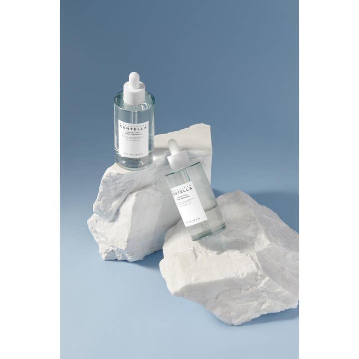 SKIN1004 Madagascar Centella Hyalu-Cica First Ampoule 100 ml fugtgivende serum på hvide sten mod blå baggrund