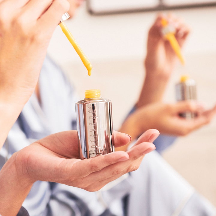 Elizabeth Arden Prevage Anti-Aging Intensive Repair Daily Serum 30 ml reparerende serum drypper fra pipette i sølvflaske