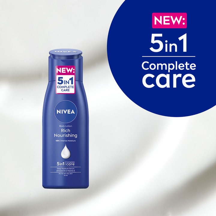 NIVEA Rich Nourishing Body Lotion 75 ml giver 5in1 complete care i en klassisk blå plastflaske.