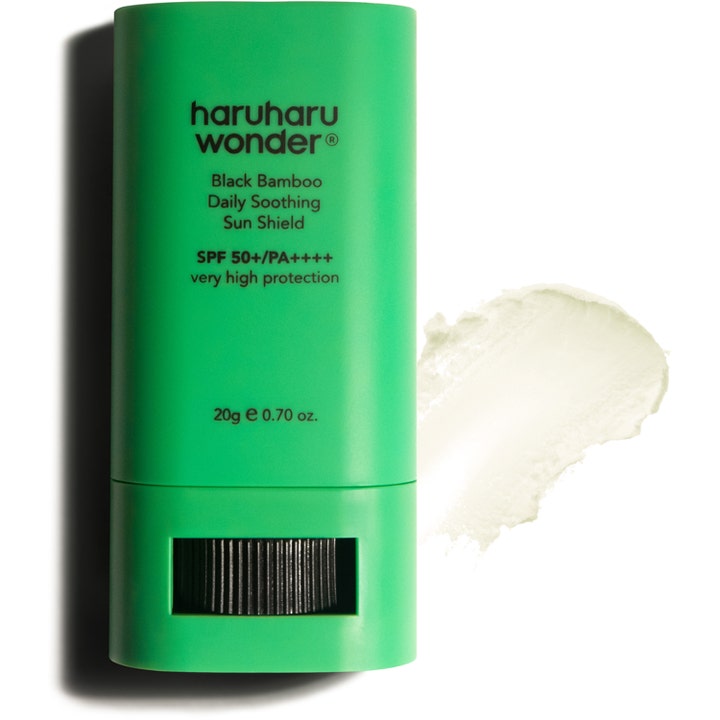 haruharu wonder Black Bamboo Daily Soothing Sun Shield 20 g SPF50+ solcreme stick i grøn hylse med cremet tekstur.