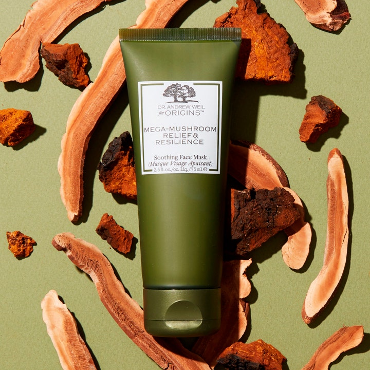 Origins Dr. Weil Mega-Mushroom Relief & Resilience 75 ml beroligende ansigtsmaske i grøn tube med tørrede svampe