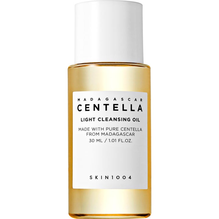 SKIN1004 Madagascar Centella Light Cleansing Oil 30 ml beroligende ansigtsrens i klar flaske med gylden olie