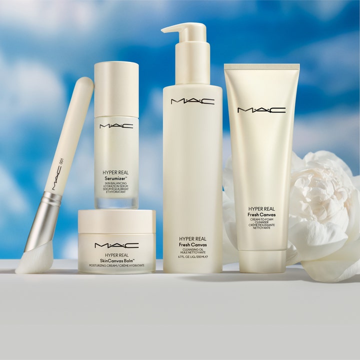 MAC Cosmetics Hyper Real Fresh Canvas Cleanser 30 ml ansigtsrens i tube ved siden af hvid pæon