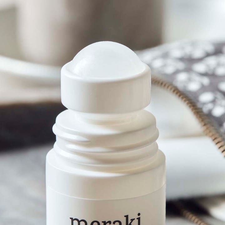 Meraki Deodorant Linen Dew 50 ml plejende deodorant vist med hvid roll-on applikator i nærbillede