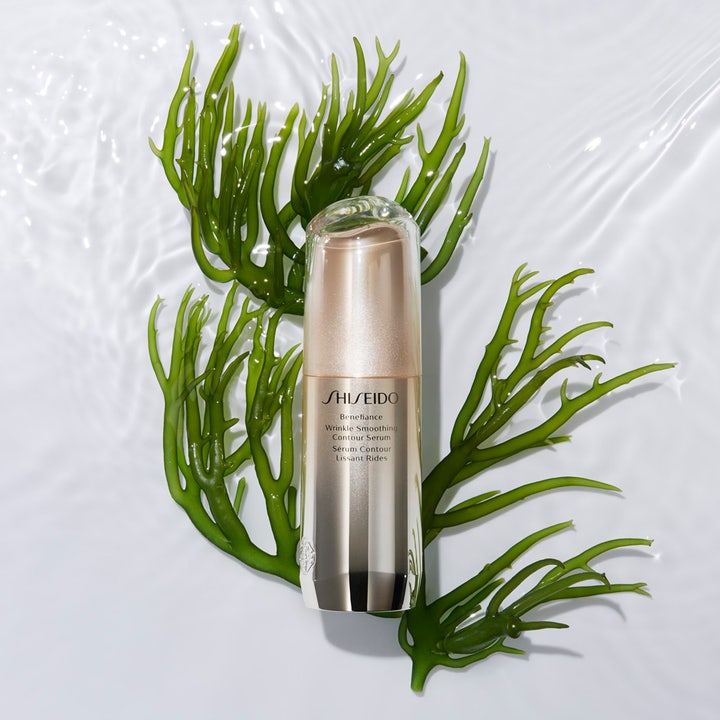 Shiseido Benefiance Wrinkle Smoothing Serum 30 ml udglattende serum i guldflaske på grønne alger i vand