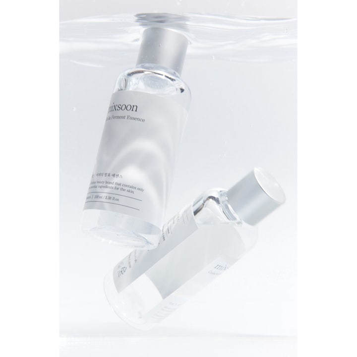 Mixsoon Bifida Ferment Essence 100 ml styrkende serum i gennemsigtige flasker nedsænket i klart vand
