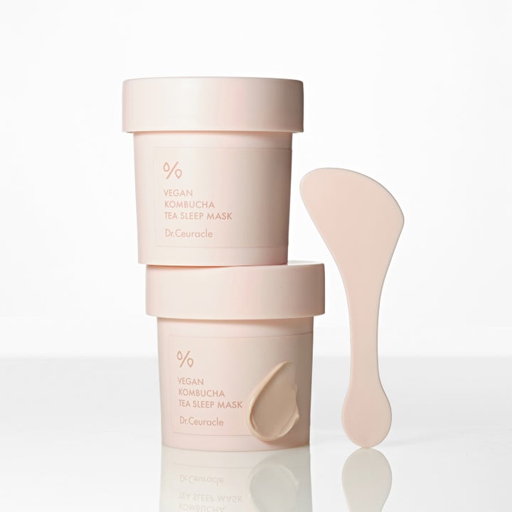 Dr. Ceuracle Vegan Kombucha Tea Sleep Mask 100 g nattmaske i lyserøde krukker med spatel og cremet tekstur.