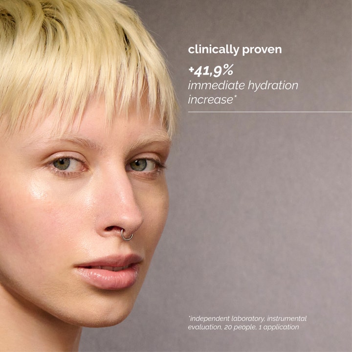 Skin Regimen Ha4 Jelly Serum 30 ml fugtgivende serum viser model med glød og klinisk bevist øget hydrering
