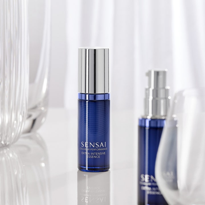 Sensai Cellular Performance Extra Intensive Essence 40 ml ansigtsserum i blå glasflaske med sølvlåg
