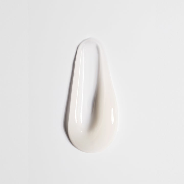 Jorgobé Centella Serum 50 ml beroligende ansigtsserum med en let hvid cremet tekstur på hvid baggrund