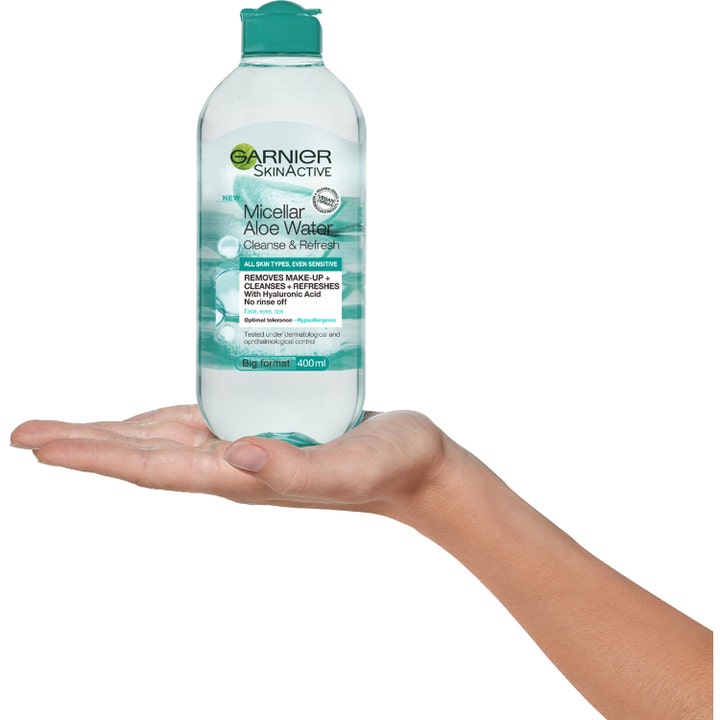 Garnier Micellar Aloe Water 400 ml ansigtsrens i klar plastflaske balanceret på en åben håndflade