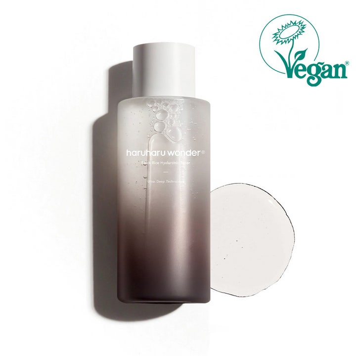 haruharu wonder Black Rice Hyaluronic Toner 300 ml vegansk toner i matteret gradientflaske med klar flydende tekstur.