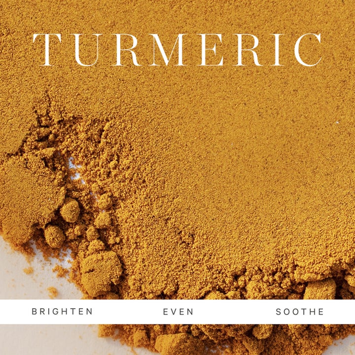 KORA Organics Turmeric Scrub & Mask 30 ml giver glød med gult gurkemejepulver og teksten Brighten Even Soothe.