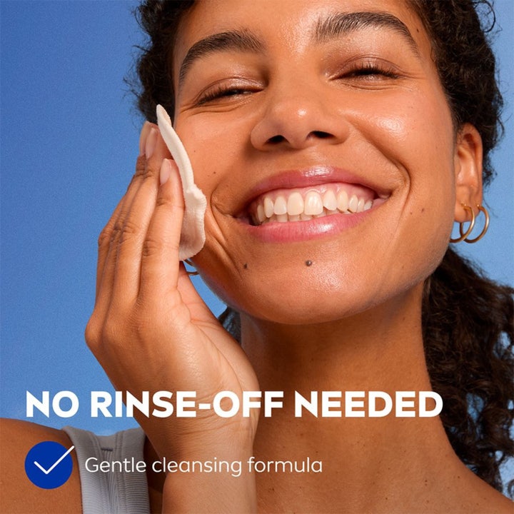NIVEA Gentle Eye Make Up Remover 125 ml skånsom sminkefjerner uden afskylning brugt af smilende kvinde med vatrondel