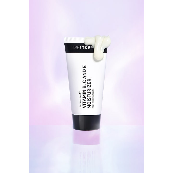 The INKEY List Vitamin B, C and E Moisturizer 50 ml fugtgivende ansigtscreme med hvid cremetekstur på hvid tube