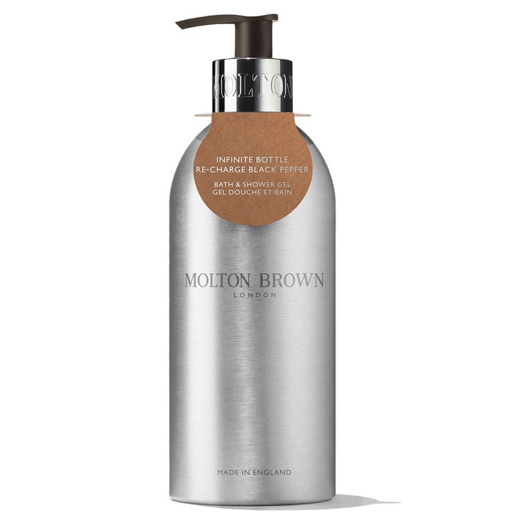 Molton Brown Re-charge Black Pepper Infinite Bottle showergel i børstet sølv aluminium med sort pumpe og brun mærkat