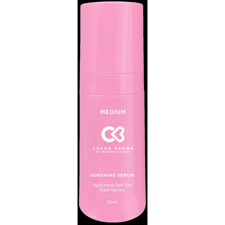 Cocoa Brown Sunshine Serum Medium 30 ml selvbruner ansigtsserum med hyaluronsyre i en lyserød cylinderformet flaske