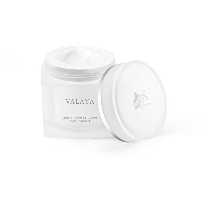 Parfums De Marly Valaya Body Cream 200 ml fugtgivende kropspleje i åben frostet glaskrukke med cremet tekstur