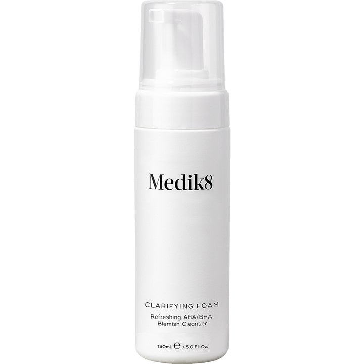Medik8 Clarifying Foam 150ml eksfolierende ansigtsrens med AHA/BHA i hvid plastflaske med pumpe og klart låg.