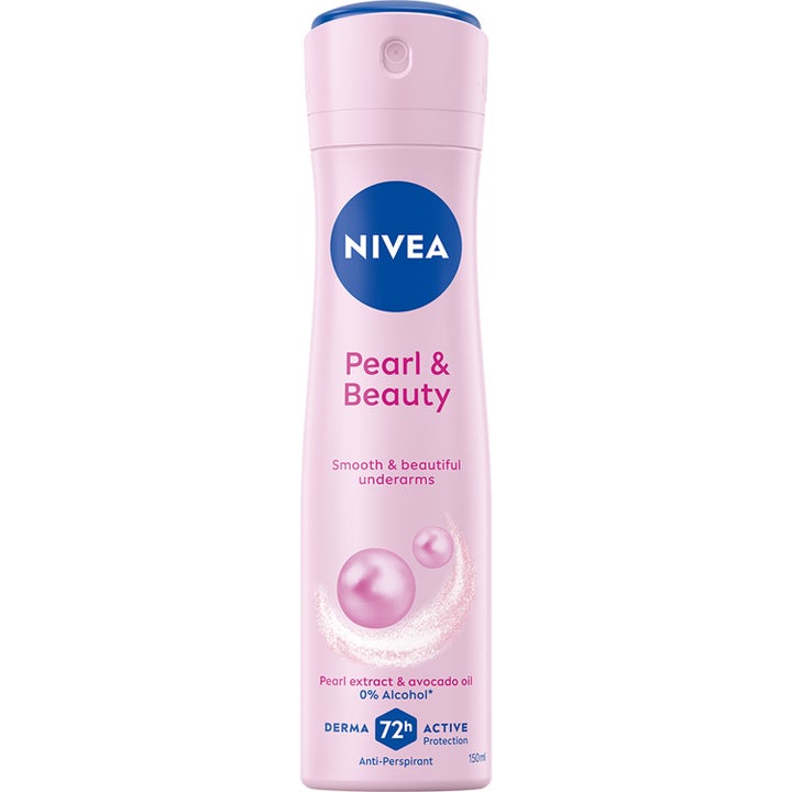 Nivea Pearl & Beauty 150 ml antiperspirant spray der giver bløde underarme i en lyserød sprayflaske