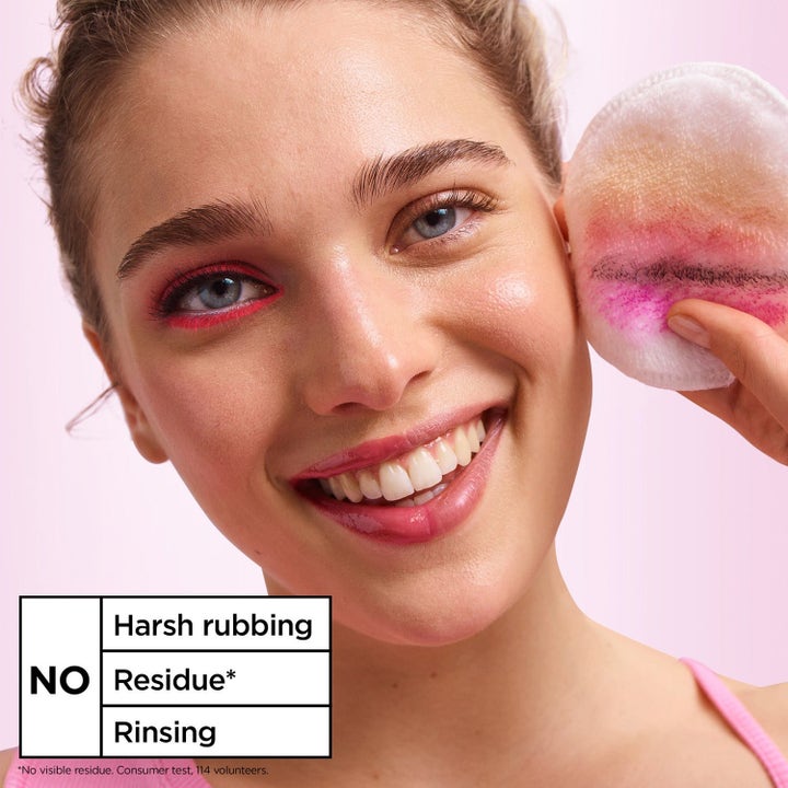 Garnier Micellar Cleansing Water Duo rens til følsom hud med lyserøde vippelåg og klare flasker med bobler.