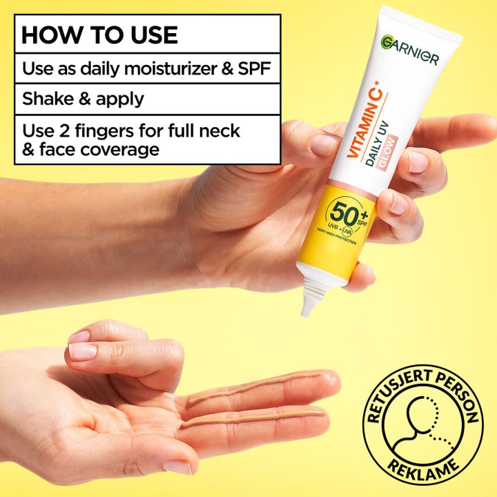 Garnier Skin Active Vitamin C Daily UV Fluid 40 ml med SPF 50+ og glød vist med citronskiver i laboratorieglas.