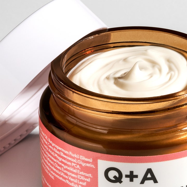 Q+A Collagen Face Cream 50 g fugtgivende dagcreme viser en fyldig hvid tekstur i en brun glaskrukke.