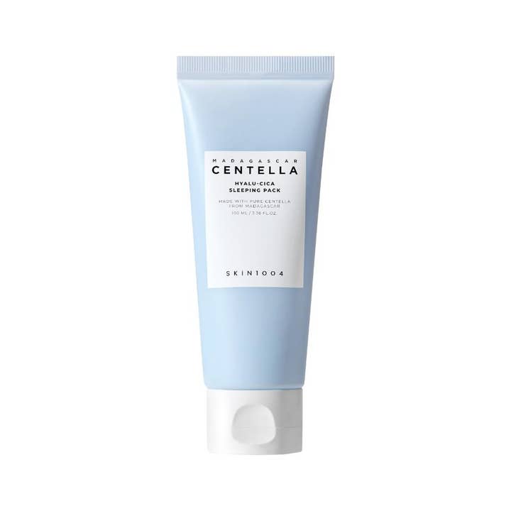 SKIN1004 Madagascar Centella Hyalu-Cica Sleeping Pack 100 ml beroligende ansigtsmaske i en lyseblå tube med hvidt låg