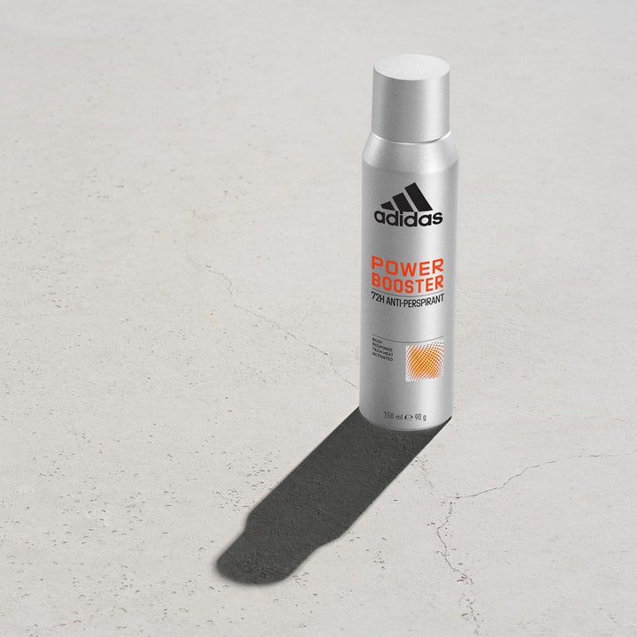 Adidas Adipower Booster 150 ml antiperspirant spray til mænd giver 72H beskyttelse i en sølv spraydåse med orange detaljer.