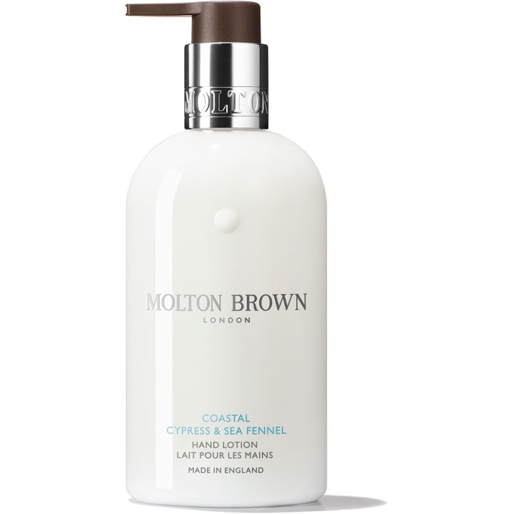 Molton Brown Coastal Cypress & Sea Fennel Hand Lotion plejende håndlotion i hvid flaske med sølvfarvet pumpe